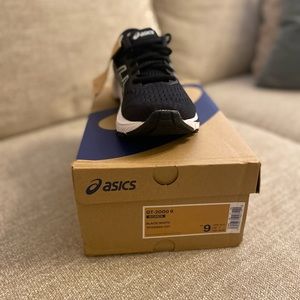 Womens GT 2000 9 ASICS *new never worn*